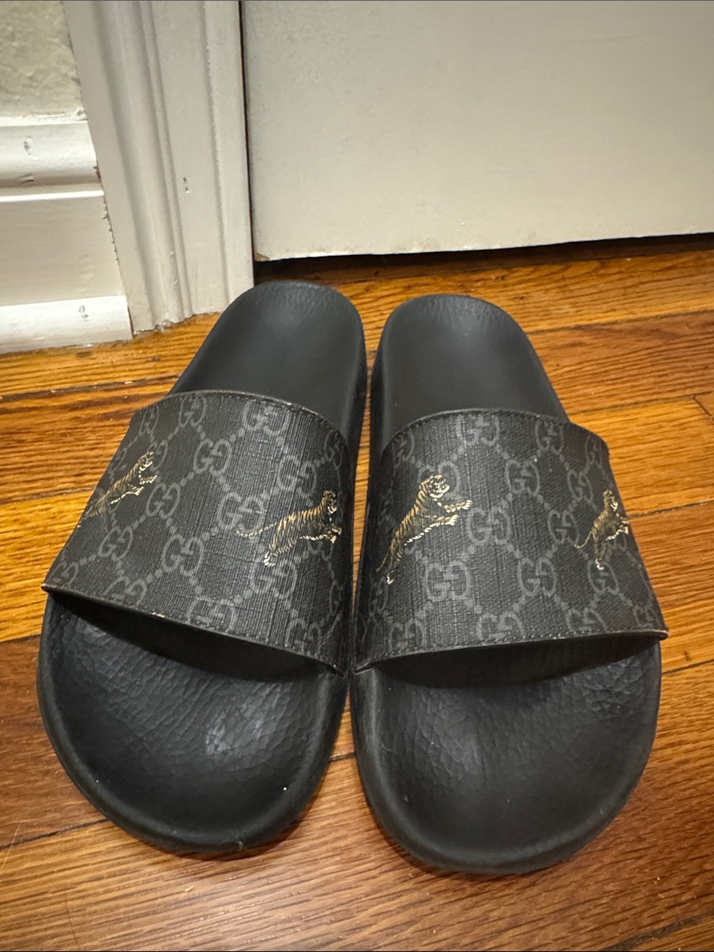 Well Loved Authentic Gucci Supreme Tiger Slides Size 7.5 Men 9 Women - Picture 1 of 6